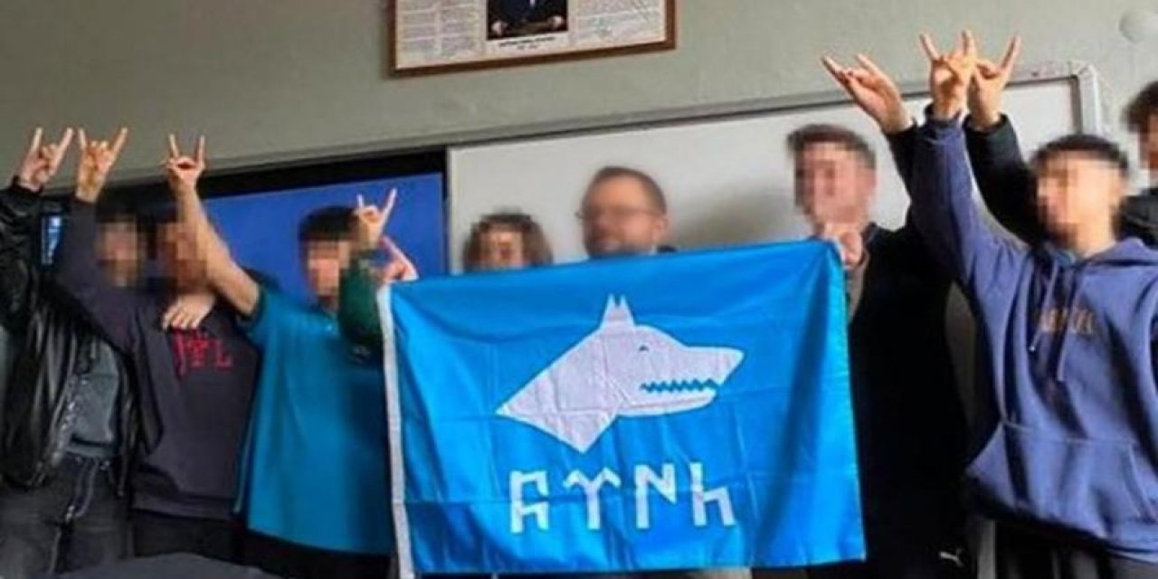 Öğretmen sınıfta Göktürk Bayrağı açıp öğrencilerle bozkurt işareti yaptı