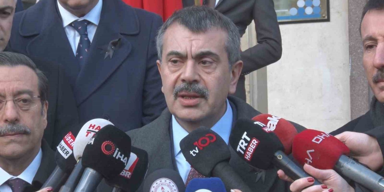Bakan Tekin, 6 Şubat depremlerinde hayatını kaybeden vatandaşları öğrencilerle birlikte andı
