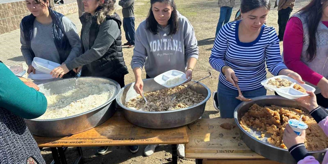 Velileri okula çekmek için tavuklu pilav ikram ettiler