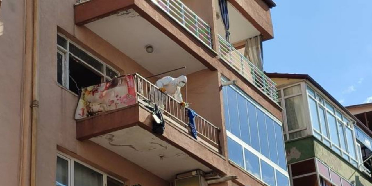 Emekli öğretmen çöp evde ölü bulundu