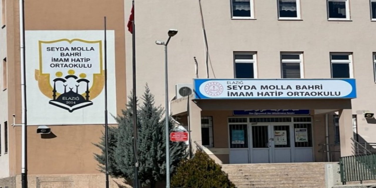 Ortaokulda öğrenci tartıştığı arkadaşını bıçakladı