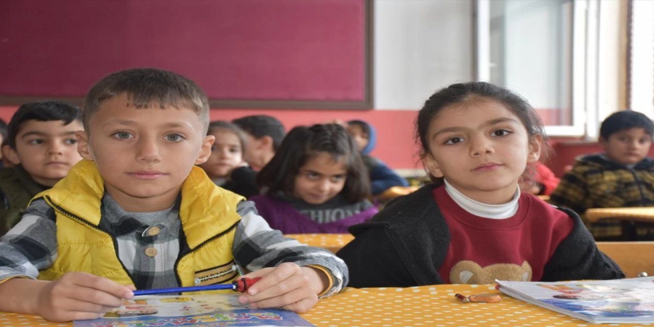 Van'da teyze-yeğen aynı sınıfta eğitim görüyor