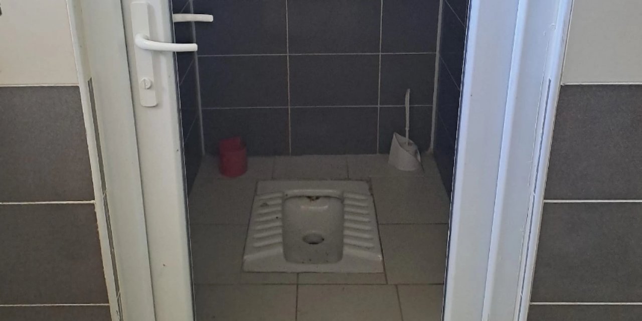 Okul müdürü ve yardımcıları, tuvaletin bu halini görememiş!