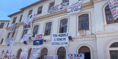 Cağaloğlu Anadolu Lisesi Bahçesinde Miting Gibi Mezuniyet: MEB Bu Manzaraya Ne Diyecek?
