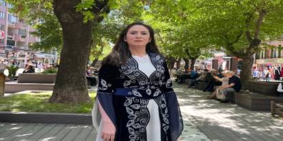 Öğretmen Bindallısını Giyip Haklarını İstedi