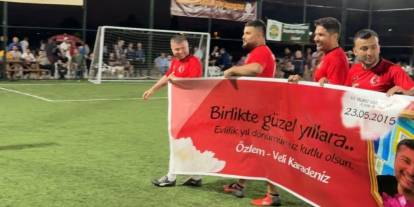 Öğretmen Sahada 10. Evlilik Yıl Dönümünü Kutladı