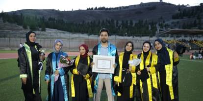 Öğretmen, Öğrencileriyle Birlikte Üniversiteden Mezun Oldu