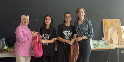 Öğrenciler Sıfır Atık Projesiyle Eski Tişörtleri Çantaya Atık Meyveleri Kompostaya Dönüştürdü!