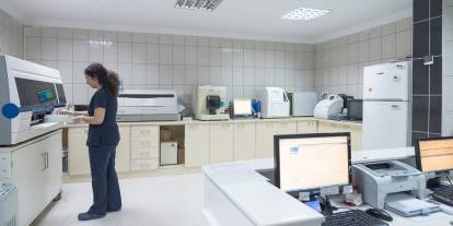 Kamu Hastanelerinde Tahlil Sınırı Başladı: Laboratuvar Testlerine Merkezi Kısıtlama Getirildi