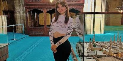 Öğretmenin Ulucami'deki Kıyafeti Tartışma Yarattı!