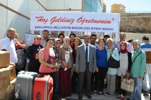 Yeni atanan öğretmenler çiçeklerle karşılanıyor