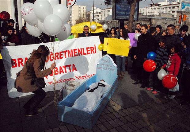 Atanamayan öğretmenlerin mezarlı eylemi
