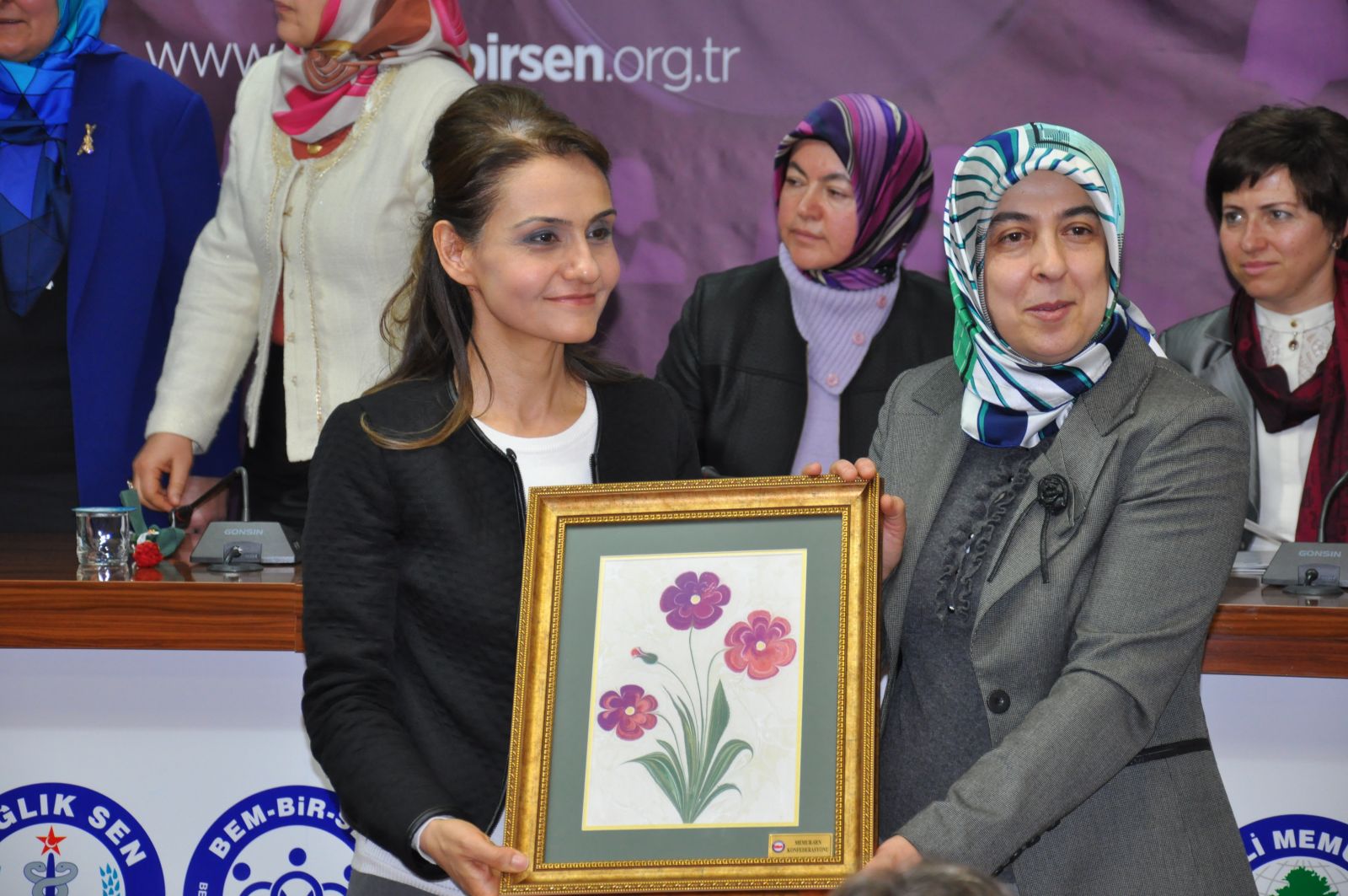 Kadınlara Hem Erkekler Hem de Kadınlar Mobbing Uyguluyor