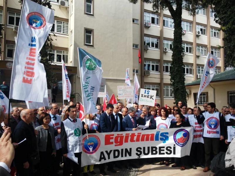 Öğretmenlere Verilen Sürgün Cezası Protesto Edildi