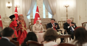 Başbakan Davutoğlu, Bakan Avcı ile birlikte “dünya çocukları“nı kabul etti