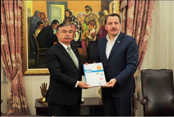 EBS MEB'e &quot;Eğitime Bakış&quot; Raporu Kitabını Takdim Etti